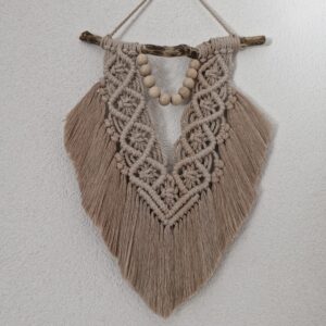 🪶 Plume en macramé beige avec perles
