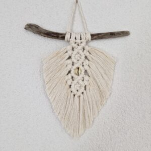 🪶 Petite plume blanche et dorée – Macramé avec coquillage
