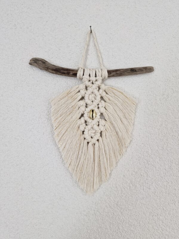 🪶 Petite plume blanche et dorée – Macramé avec coquillage